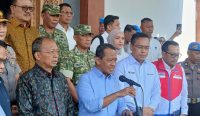 Foto: Menko Bidang Hilirisasi dan Transisi Energi, Bahlil Lahadalia bersama Gubernur Bali, Wayan Koster, Direktur Utama Pertamina, Kapolda Bali, Kasdam IX/Udayana siaran pers sesuai rapat koordinasi penanganan pasokan BBM di Terminal Sanggaran, Pesanggaran, Denpasar, Senin (19/10). Sumber: Yulius N/wacanabali.com